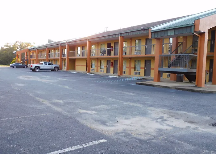 Camilla Inn & Suites